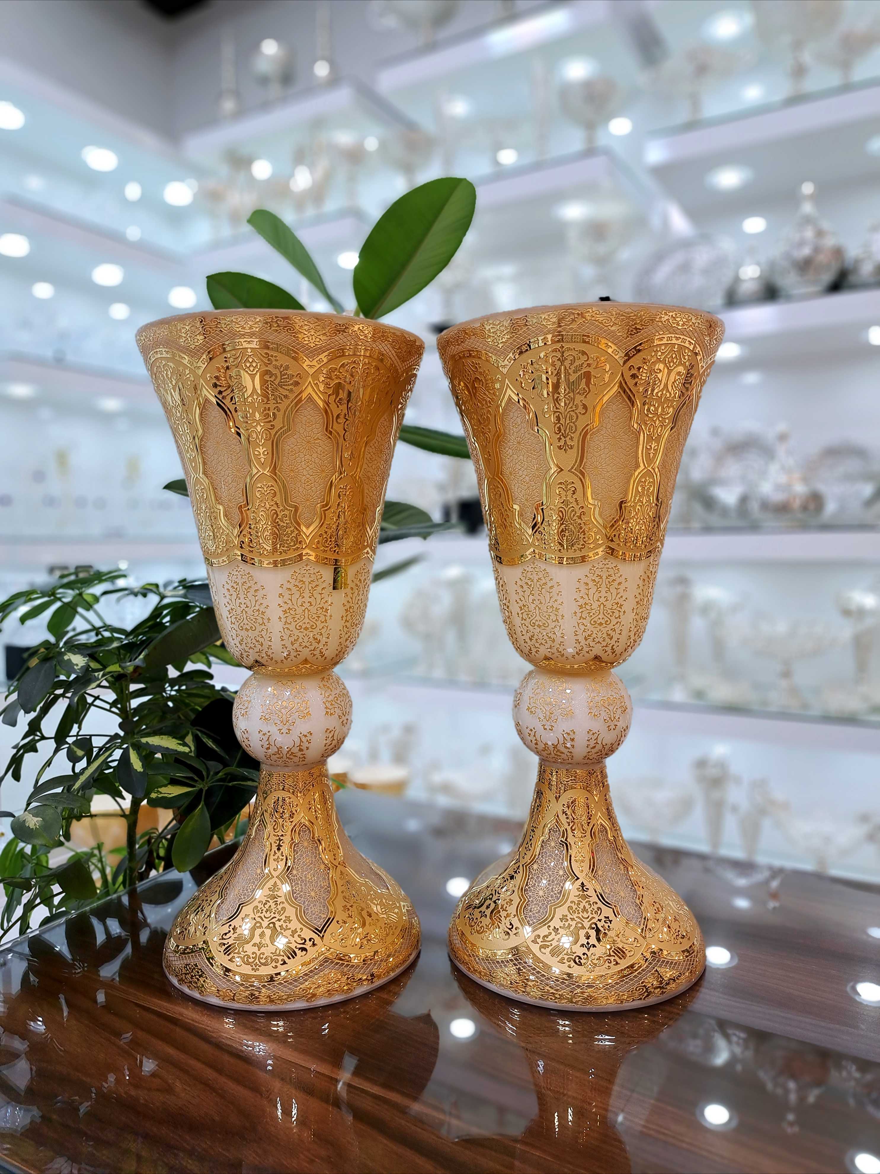 گلدان کریستال طلاکوب کنار سالنی