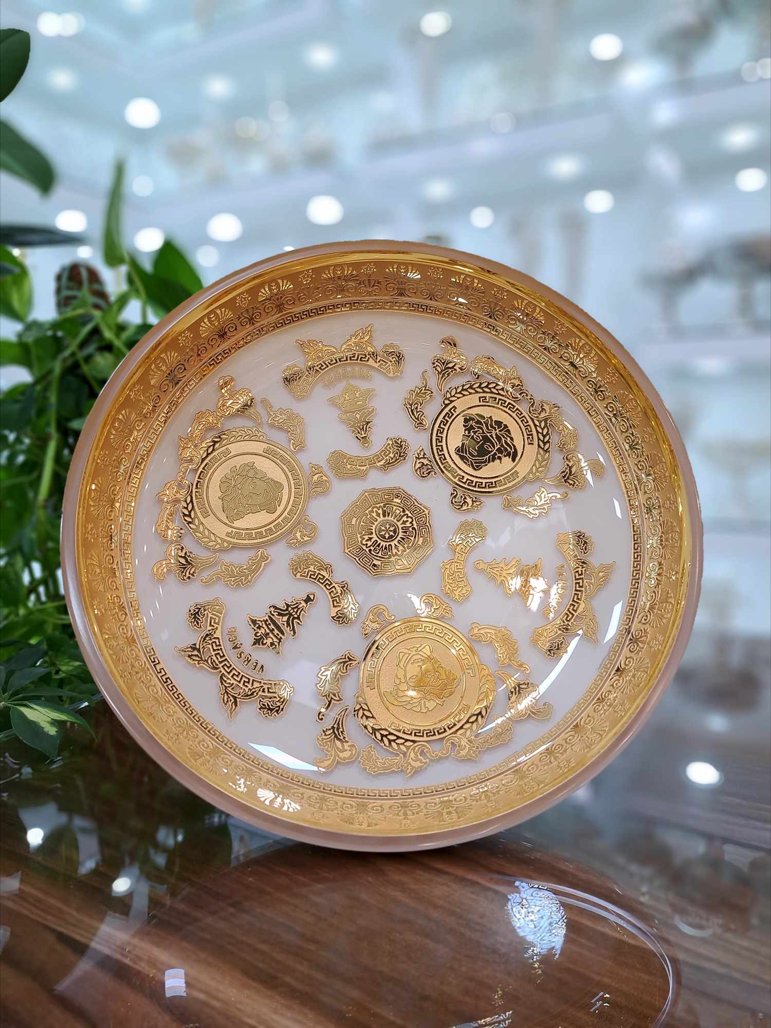 شیرینی خوری پایه دار کریستال طلاکوب طرح ورساچه رنگ کرم با طلاکاری هلند 