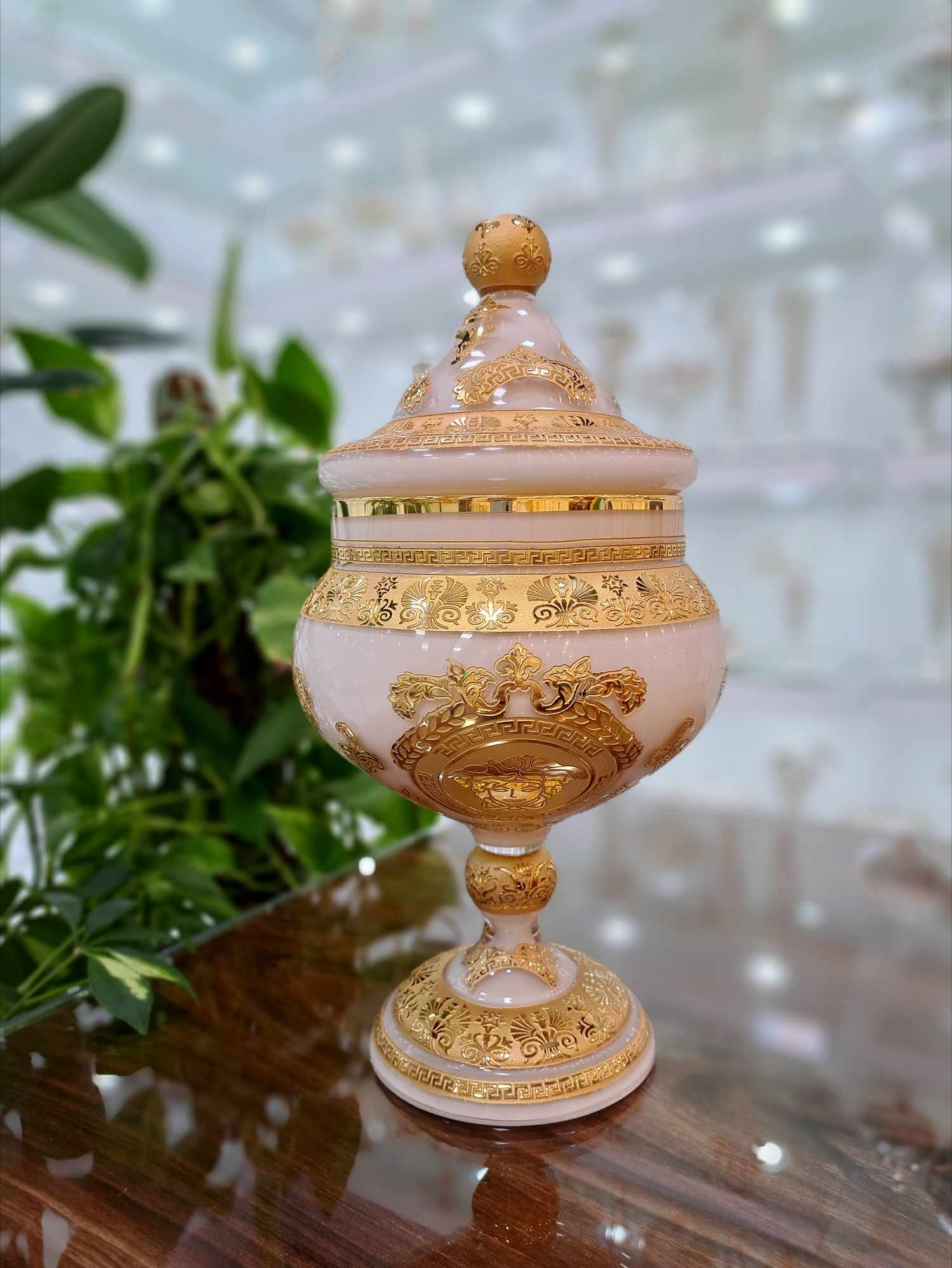 شکلات خوری کریستال طلاکوب طرح ورساچه رنگ کرم دستساز سایز متوسط 