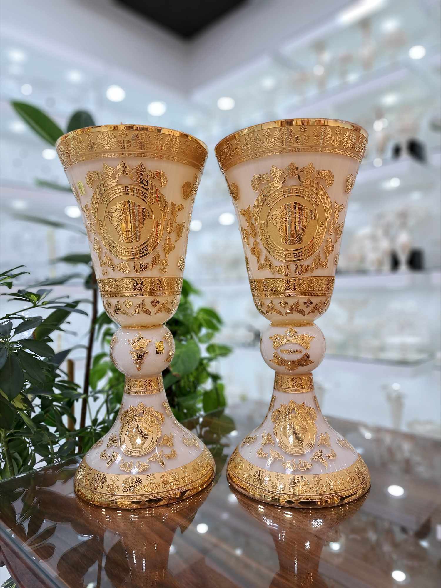 گلدان کریستال طلاکوب دستساز طرح ورساچه رنگ کرم با تراش های برجسته سایز بزرگ 540 (دوعددی)