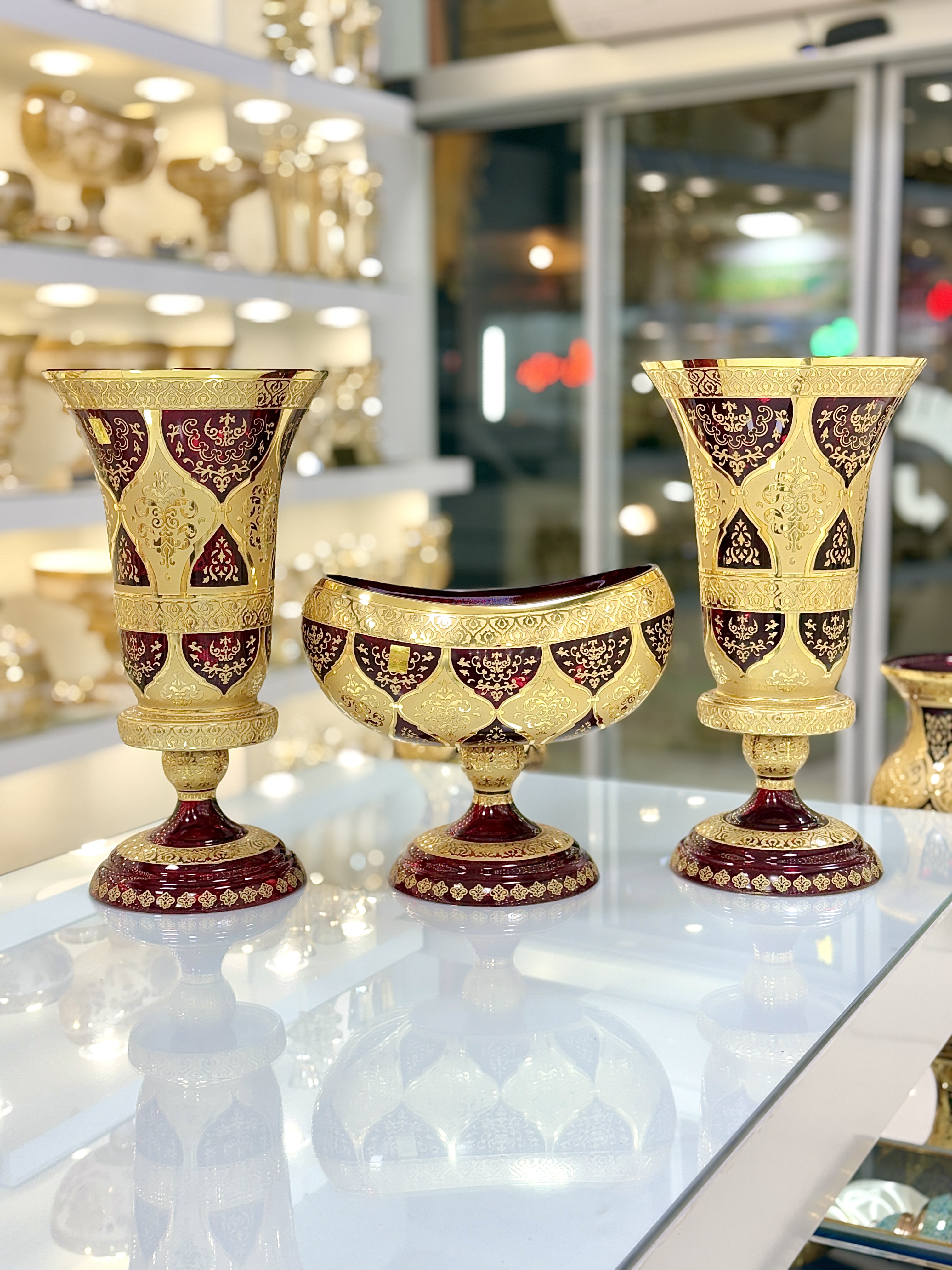 ست سه تیکه گلدان و کشکول کریستال طلاکوب طرح ونوس رنگ قرمز با تراش برجسته