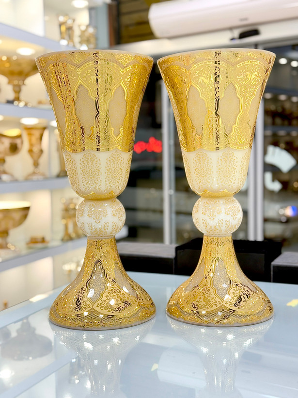 گلدان کریستال طلاکوب کنار سالنی
