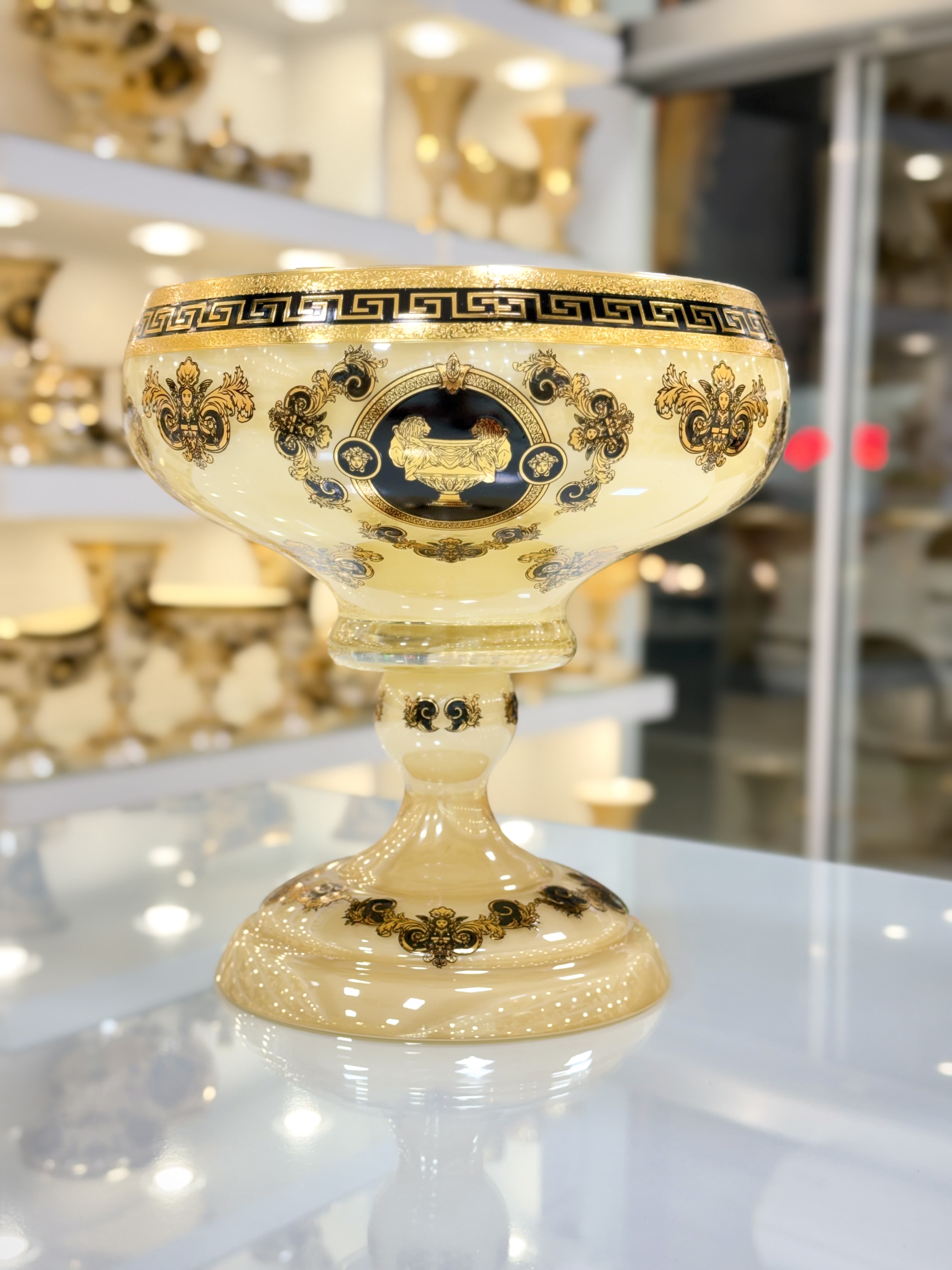 کاسه آجیل پایه دار کریستال طلاکوب طرح ورساچه کاریزما