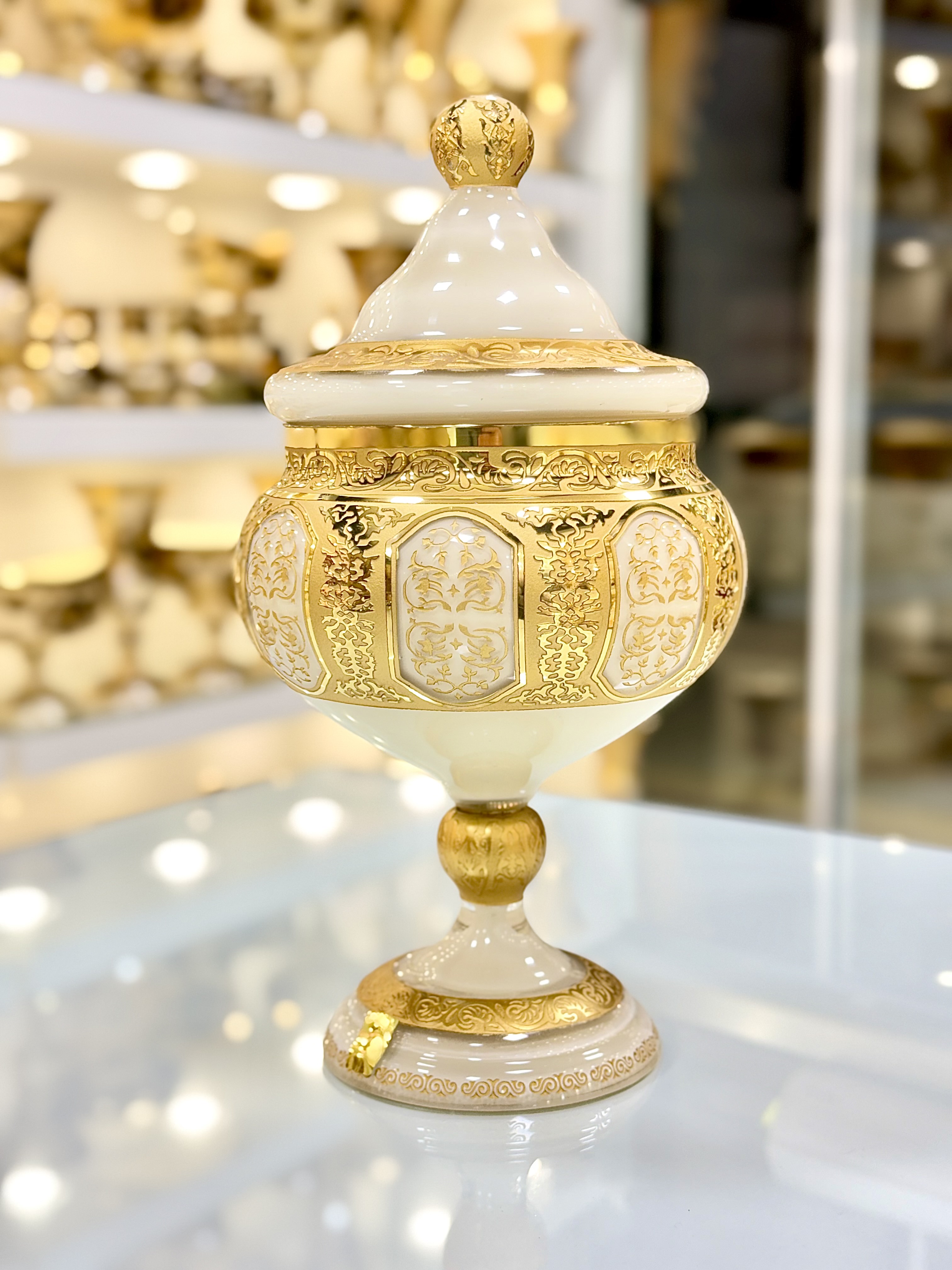 شکلات خوری کریستال طلاکوب طرح سلطان رنگ کرم با تراش های برجسته 