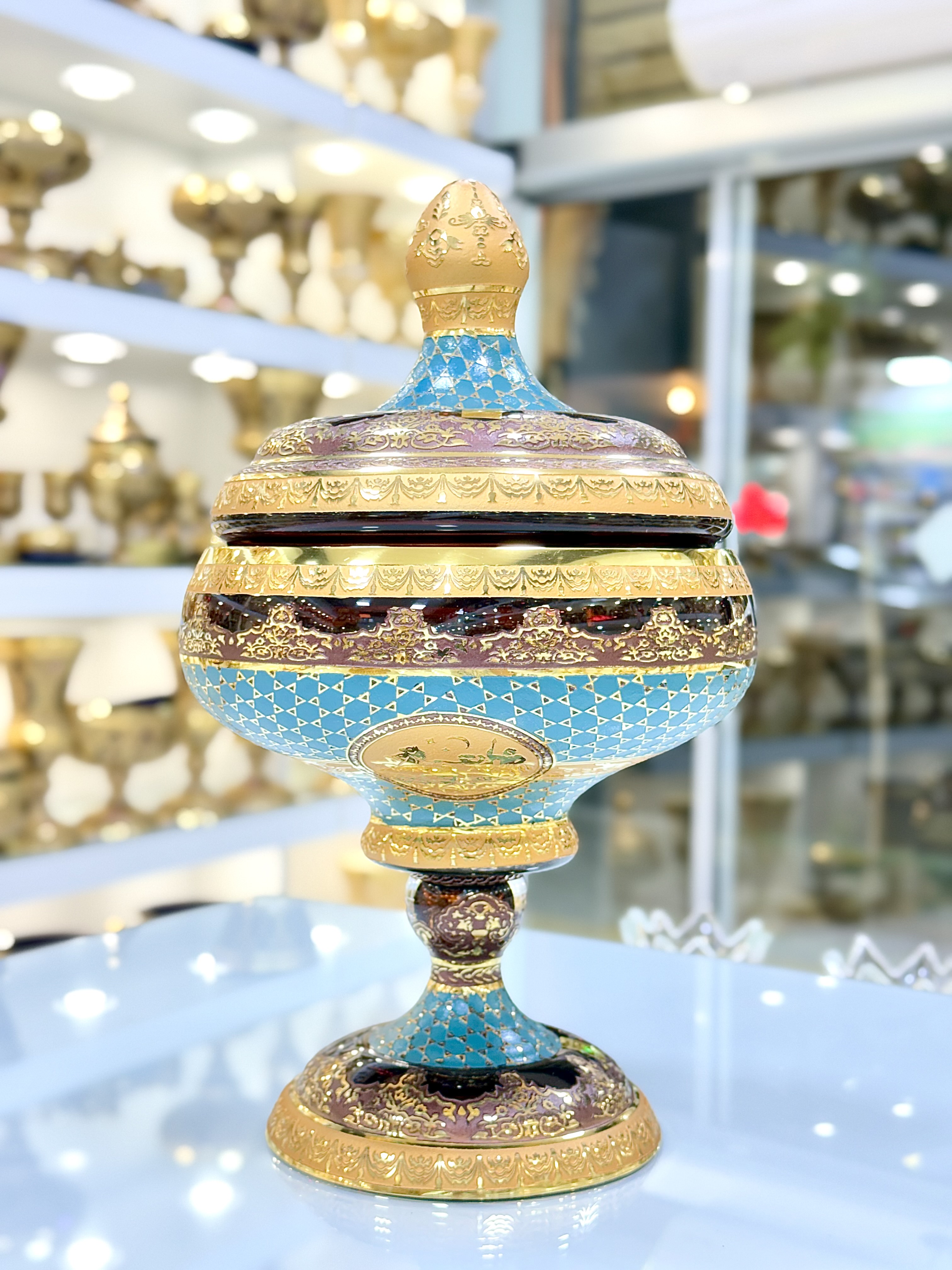 شکلات خوری پایه دار کریستال طلاکوب طرح ژوپیتر رنگ عسلی سایز بزرگ